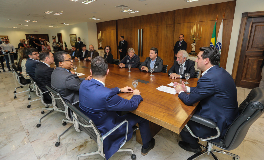 Ilha das Cobras O Governador Carlos Massa Ratinho Junior assina nesta quarta-feira (18), no Palácio Iguaçu, em Curitiba, junto a União o termo de renovação da cessão da residência oficial de veraneio do Executivo estadual para a implantação da Escola do Mar. Curitiba, 18/12/2019 - Foto: Geraldo Bubniak/AEN