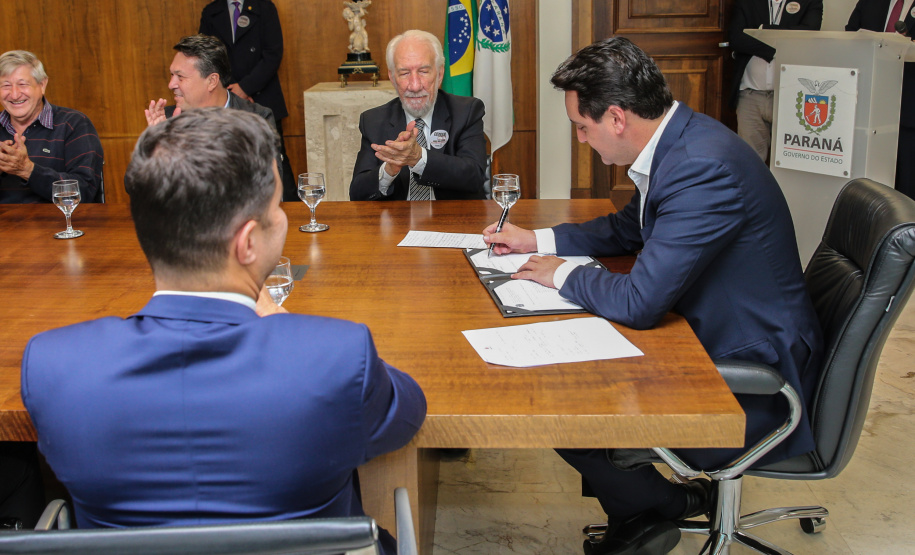 Ilha das Cobras O Governador Carlos Massa Ratinho Junior assina nesta quarta-feira (18), no Palácio Iguaçu, em Curitiba, junto a União o termo de renovação da cessão da residência oficial de veraneio do Executivo estadual para a implantação da Escola do Mar. Curitiba, 18/12/2019 - Foto: Geraldo Bubniak/AEN