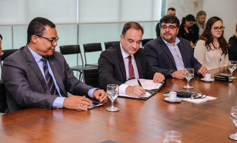 Ilha das Cobras O Governador Carlos Massa Ratinho Junior assina nesta quarta-feira (18), no Palácio Iguaçu, em Curitiba, junto a União o termo de renovação da cessão da residência oficial de veraneio do Executivo estadual para a implantação da Escola do Mar. Curitiba, 18/12/2019 - Foto: Geraldo Bubniak/AEN