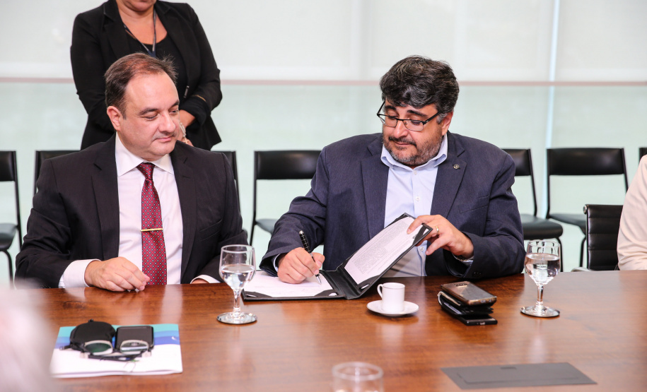 Ilha das Cobras O Governador Carlos Massa Ratinho Junior assina nesta quarta-feira (18), no Palácio Iguaçu, em Curitiba, junto a União o termo de renovação da cessão da residência oficial de veraneio do Executivo estadual para a implantação da Escola do Mar. Curitiba, 18/12/2019 - Foto: Geraldo Bubniak/AEN