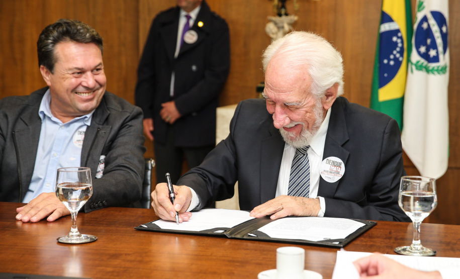 Ilha das Cobras O Governador Carlos Massa Ratinho Junior assina nesta quarta-feira (18), no Palácio Iguaçu, em Curitiba, junto a União o termo de renovação da cessão da residência oficial de veraneio do Executivo estadual para a implantação da Escola do Mar. Curitiba, 18/12/2019 - Foto: Geraldo Bubniak/AEN