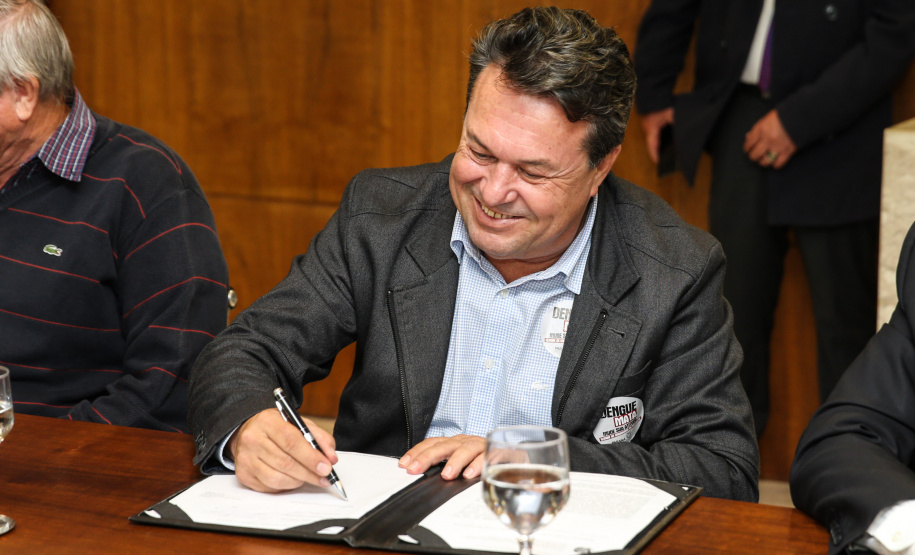 Ilha das Cobras O Governador Carlos Massa Ratinho Junior assina nesta quarta-feira (18), no Palácio Iguaçu, em Curitiba, junto a União o termo de renovação da cessão da residência oficial de veraneio do Executivo estadual para a implantação da Escola do Mar. Curitiba, 18/12/2019 - Foto: Geraldo Bubniak/AEN
