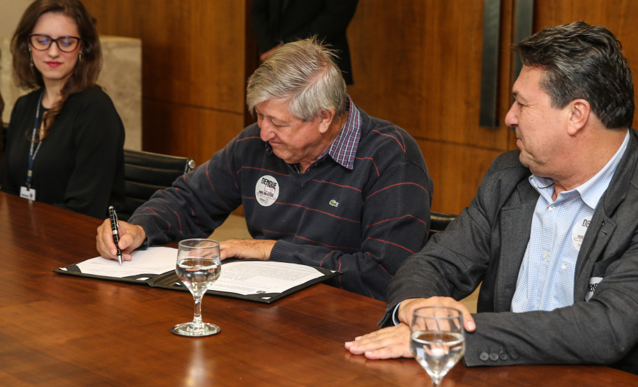 Ilha das Cobras O Governador Carlos Massa Ratinho Junior assina nesta quarta-feira (18), no Palácio Iguaçu, em Curitiba, junto a União o termo de renovação da cessão da residência oficial de veraneio do Executivo estadual para a implantação da Escola do Mar. Curitiba, 18/12/2019 - Foto: Geraldo Bubniak/AEN