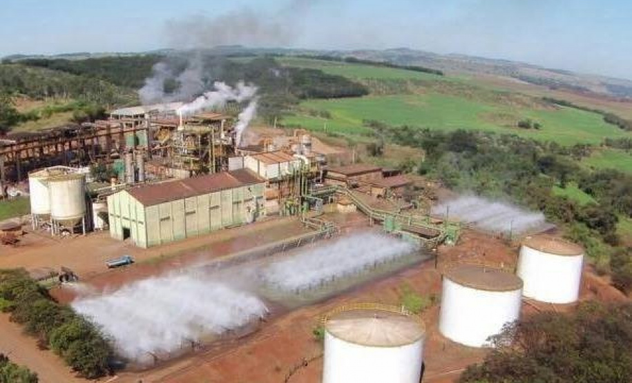 O Porto de Paranaguá embarca nesta semana a primeira carga de DDGS, um coproduto do processamento do milho para a fabricação de etanol – o que sobra do grão. A operação será um teste para que o produto passe a entrar na rotina das exportações paranaenses a granel. Neste primeiro lote, 27,5 mil toneladas serão levadas à Inglaterra pelo navio Interlink Acuity.Foto: Divulgação/Cooperval