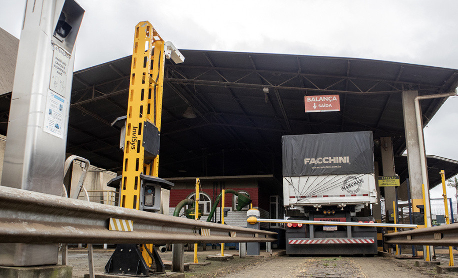 O Porto de Paranaguá embarca nesta semana a primeira carga de DDGS, um coproduto do processamento do milho para a fabricação de etanol – o que sobra do grão. A operação será um teste para que o produto passe a entrar na rotina das exportações paranaenses a granel. Neste primeiro lote, 27,5 mil toneladas serão levadas à Inglaterra pelo navio Interlink Acuity.