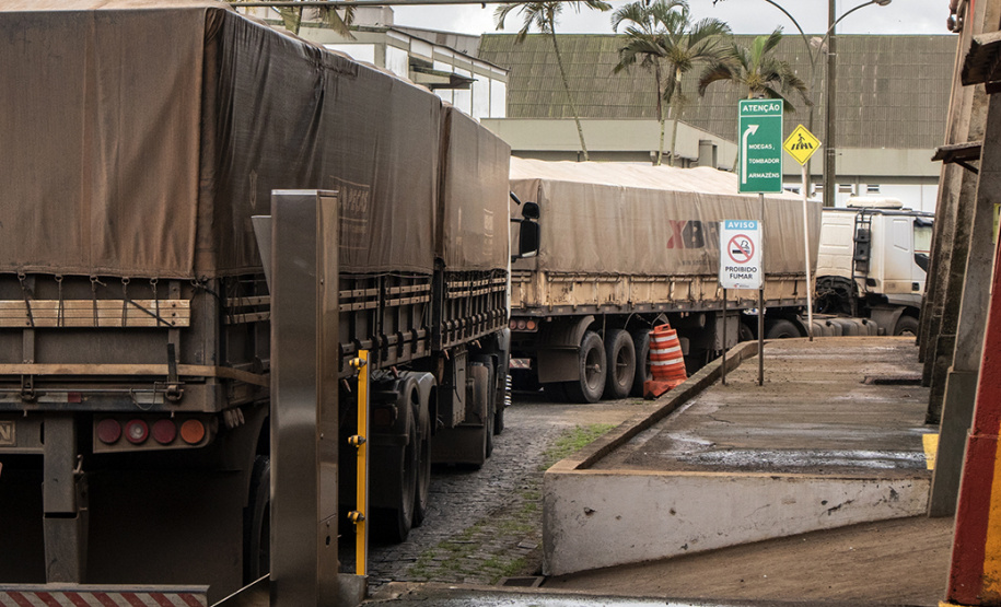 O Porto de Paranaguá embarca nesta semana a primeira carga de DDGS, um coproduto do processamento do milho para a fabricação de etanol – o que sobra do grão. A operação será um teste para que o produto passe a entrar na rotina das exportações paranaenses a granel. Neste primeiro lote, 27,5 mil toneladas serão levadas à Inglaterra pelo navio Interlink Acuity.