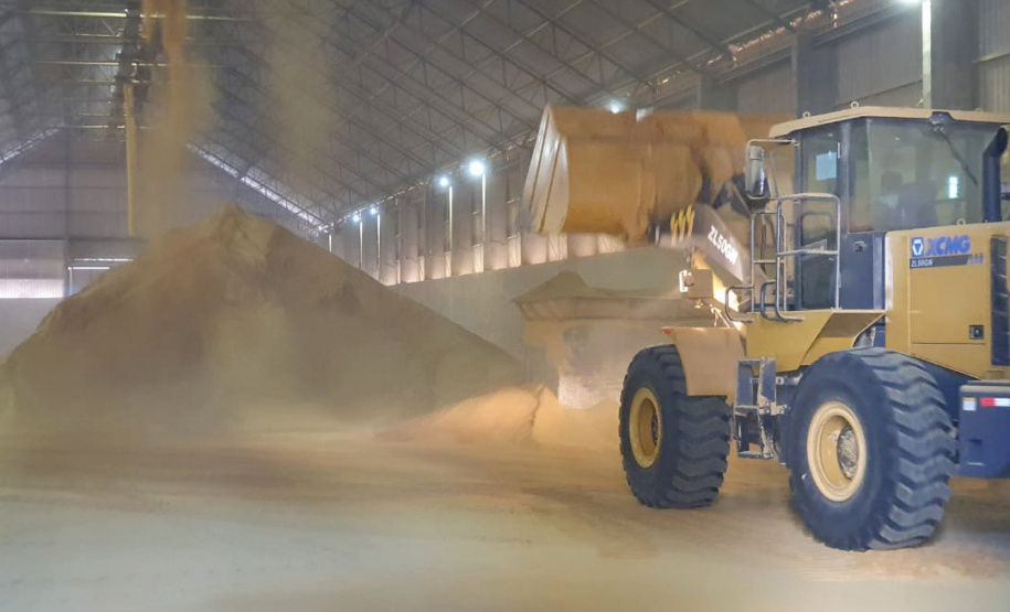 O Porto de Paranaguá embarca nesta semana a primeira carga de DDGS, um coproduto do processamento do milho para a fabricação de etanol – o que sobra do grão. A operação será um teste para que o produto passe a entrar na rotina das exportações paranaenses a granel. Neste primeiro lote, 27,5 mil toneladas serão levadas à Inglaterra pelo navio Interlink Acuity.Foto: Divulgação/INPASA