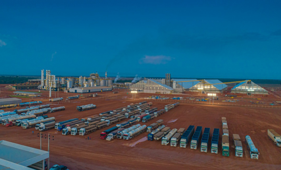 O Porto de Paranaguá embarca nesta semana a primeira carga de DDGS, um coproduto do processamento do milho para a fabricação de etanol – o que sobra do grão. A operação será um teste para que o produto passe a entrar na rotina das exportações paranaenses a granel. Neste primeiro lote, 27,5 mil toneladas serão levadas à Inglaterra pelo navio Interlink Acuity.Foto: Divulgação/INPASA