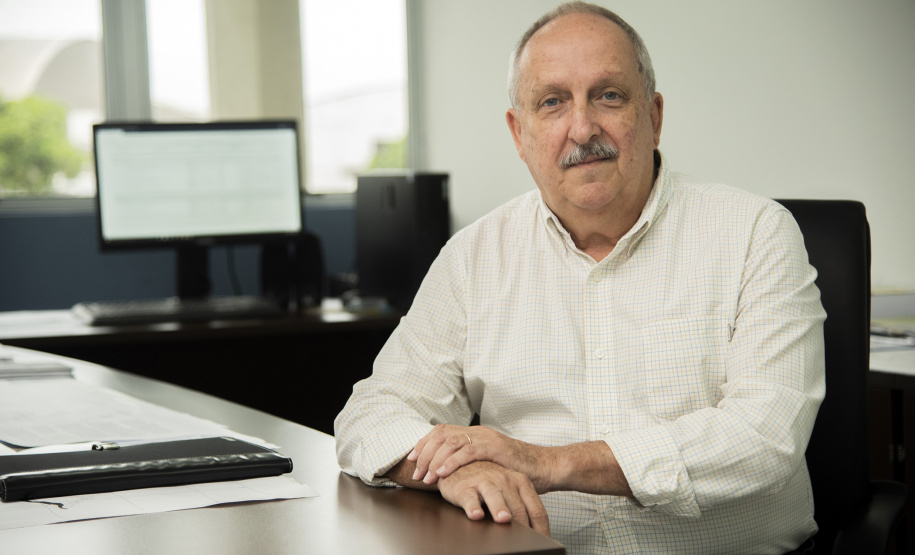 O Porto de Paranaguá embarca nesta semana a primeira carga de DDGS, um coproduto do processamento do milho para a fabricação de etanol – o que sobra do grão. A operação será um teste para que o produto passe a entrar na rotina das exportações paranaenses a granel. Neste primeiro lote, 27,5 mil toneladas serão levadas à Inglaterra pelo navio Interlink Acuity.Diretor de Operações dos Portos do Paraná, Luiz Teixeira. Foto: Caudio Neves