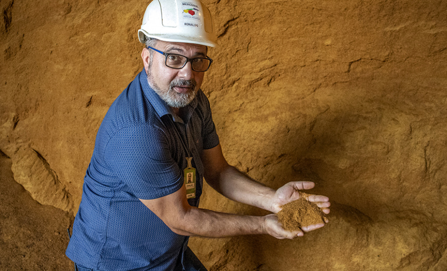 O Porto de Paranaguá embarca nesta semana a primeira carga de DDGS, um coproduto do processamento do milho para a fabricação de etanol – o que sobra do grão. A operação será um teste para que o produto passe a entrar na rotina das exportações paranaenses a granel. Neste primeiro lote, 27,5 mil toneladas serão levadas à Inglaterra pelo navio Interlink Acuity.Ronaldo Zucarelli.