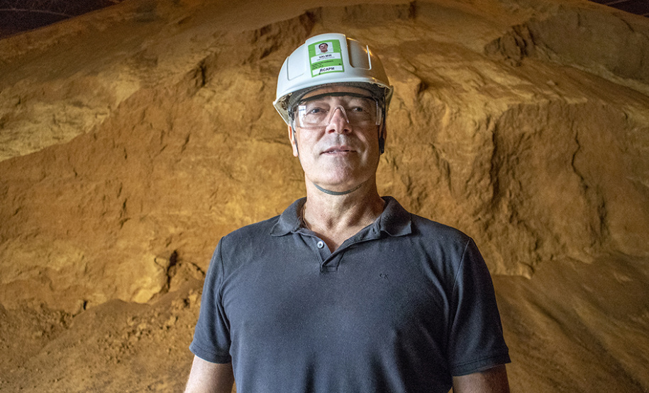 O Porto de Paranaguá embarca nesta semana a primeira carga de DDGS, um coproduto do processamento do milho para a fabricação de etanol – o que sobra do grão. A operação será um teste para que o produto passe a entrar na rotina das exportações paranaenses a granel. Neste primeiro lote, 27,5 mil toneladas serão levadas à Inglaterra pelo navio Interlink Acuity.Valmir Adamante Cimbessul.