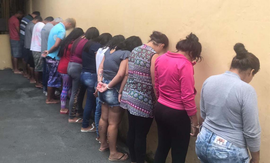 A Polícia Civil do Paraná (PCPR) prendeu 19 pessoas na operação “Cárcere”, deflagrada contra o tráfico de drogas na quinta-feira (19), em Paranaguá, no Litoral do Estado. Sessenta policiais participam da operação para cumprir 20 mandados de prisão preventiva e 16 de busca e apreensão. Entre os presos, 10 são homens e nove são mulheres.Foto: SESP