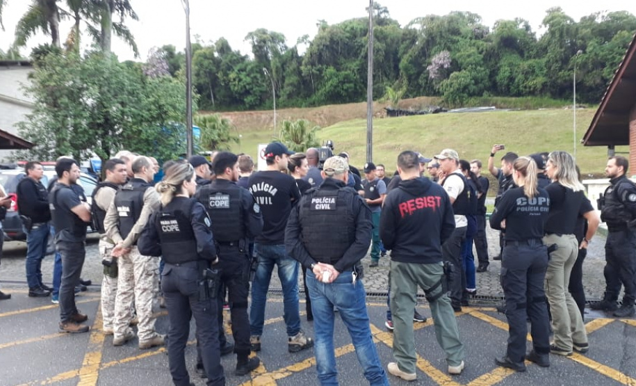 A Polícia Civil do Paraná (PCPR) prendeu 19 pessoas na operação “Cárcere”, deflagrada contra o tráfico de drogas na quinta-feira (19), em Paranaguá, no Litoral do Estado. Sessenta policiais participam da operação para cumprir 20 mandados de prisão preventiva e 16 de busca e apreensão. Entre os presos, 10 são homens e nove são mulheres.Foto: SESP