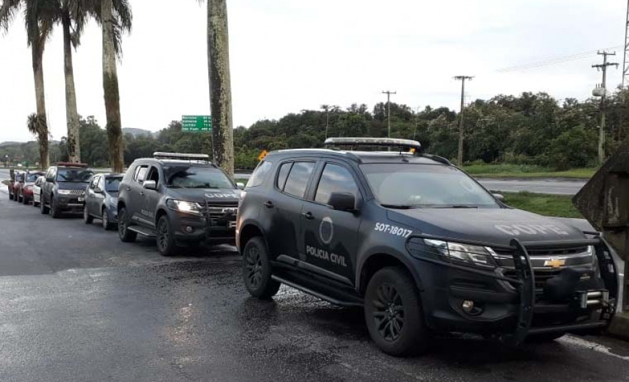 A Polícia Civil do Paraná (PCPR) prendeu 19 pessoas na operação “Cárcere”, deflagrada contra o tráfico de drogas na quinta-feira (19), em Paranaguá, no Litoral do Estado. Sessenta policiais participam da operação para cumprir 20 mandados de prisão preventiva e 16 de busca e apreensão. Entre os presos, 10 são homens e nove são mulheres.Foto: SESP