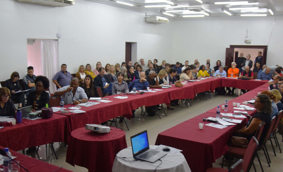 A versão inicial do Plano Estadual de Saúde (PES) foi disponibilizada nesta quinta-feira (19) aos integrantes do Conselho Estadual de Saúde (CES) durante a última reunião do ano do grupo. O plano vai balizar a política pública na área para o período de 2020 a 2023, já com o orçamento elaborado e as propostas desta gestão. Também foram discutidos temas como doação de órgãos, tuberculose, HIV/AIDS e apresentadas algumas das ações que ocorrerão na operação Verão Maior.Foto:SESA