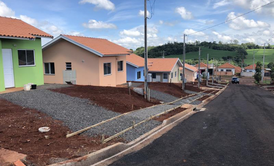 Com um investimento de R$ 723 mil do Governo do Paraná financiados junto ao Banco Interamericano de Desenvolvimento (BID) 12 famílias receberam imóveis novos completamente de graça.

Foto: Cohapar