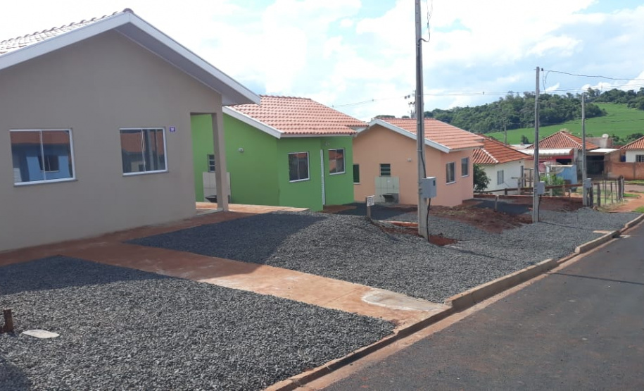 Com um investimento de R$ 723 mil do Governo do Paraná financiados junto ao Banco Interamericano de Desenvolvimento (BID) 12 famílias receberam imóveis novos completamente de graça.