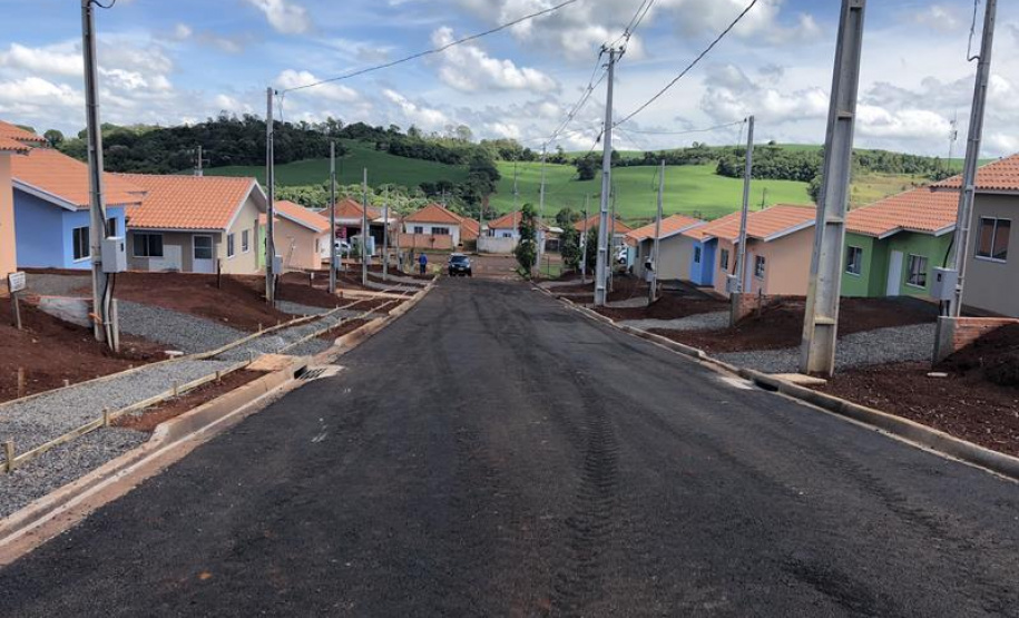 Com um investimento de R$ 723 mil do Governo do Paraná financiados junto ao Banco Interamericano de Desenvolvimento (BID) 12 famílias receberam imóveis novos completamente de graça.