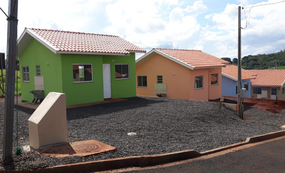 Com um investimento de R$ 723 mil do Governo do Paraná financiados junto ao Banco Interamericano de Desenvolvimento (BID) 12 famílias receberam imóveis novos completamente de graça.
