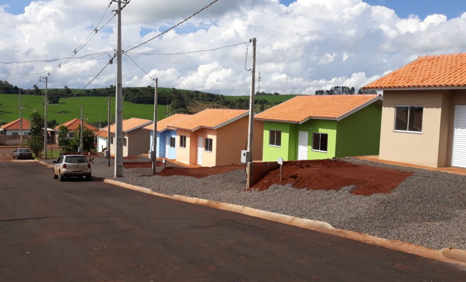 Com um investimento de R$ 723 mil do Governo do Paraná financiados junto ao Banco Interamericano de Desenvolvimento (BID) 12 famílias receberam imóveis novos completamente de graça.