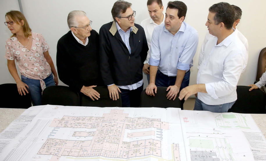 A instalação de uma indústria de alimentos vai gerar 650 empregos diretos em Cambé, na Região Metropolitana de Londrina, Norte do Paraná. O investimento de R$ 170 milhões é do Grupo Muffato e foi anunciado nesta sexta-feira (20) em evento com o governador Carlos Massa Ratinho Junior e o diretor da empresa, Everton Muffato, realizado na prefeitura de Cambé.