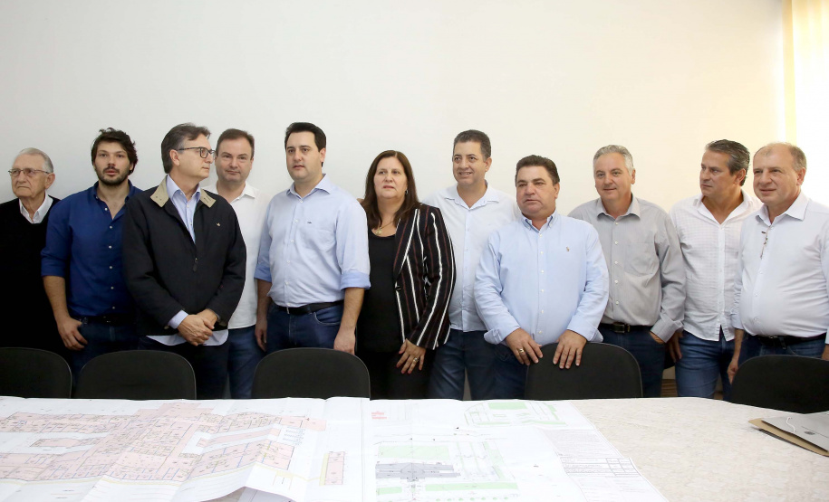 A instalação de uma indústria de alimentos vai gerar 650 empregos diretos em Cambé, na Região Metropolitana de Londrina, Norte do Paraná. O investimento de R$ 170 milhões é do Grupo Muffato e foi anunciado nesta sexta-feira (20) em evento com o governador Carlos Massa Ratinho Junior e o diretor da empresa, Everton Muffato, realizado na prefeitura de Cambé.