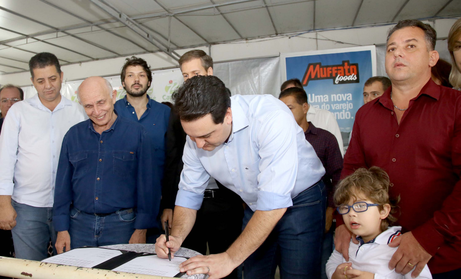 A instalação de uma indústria de alimentos vai gerar 650 empregos diretos em Cambé, na Região Metropolitana de Londrina, Norte do Paraná. O investimento de R$ 170 milhões é do Grupo Muffato e foi anunciado nesta sexta-feira (20) em evento com o governador Carlos Massa Ratinho Junior e o diretor da empresa, Everton Muffato, realizado na prefeitura de Cambé.