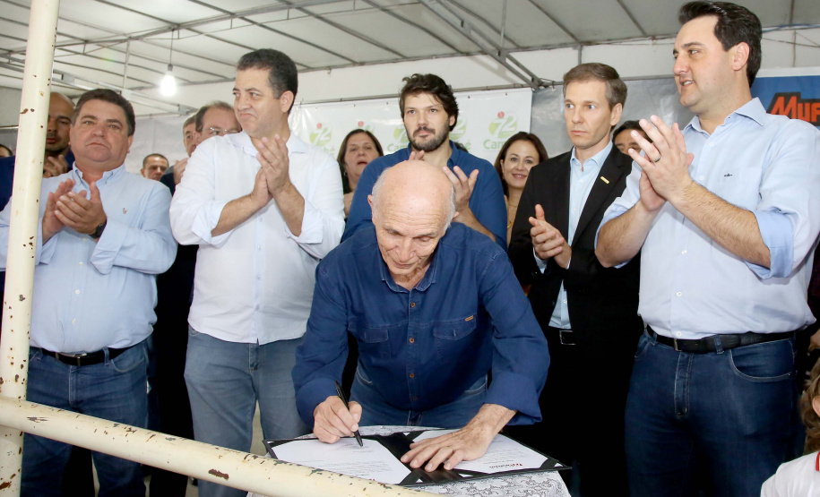 A instalação de uma indústria de alimentos vai gerar 650 empregos diretos em Cambé, na Região Metropolitana de Londrina, Norte do Paraná. O investimento de R$ 170 milhões é do Grupo Muffato e foi anunciado nesta sexta-feira (20) em evento com o governador Carlos Massa Ratinho Junior e o diretor da empresa, Everton Muffato, realizado na prefeitura de Cambé.