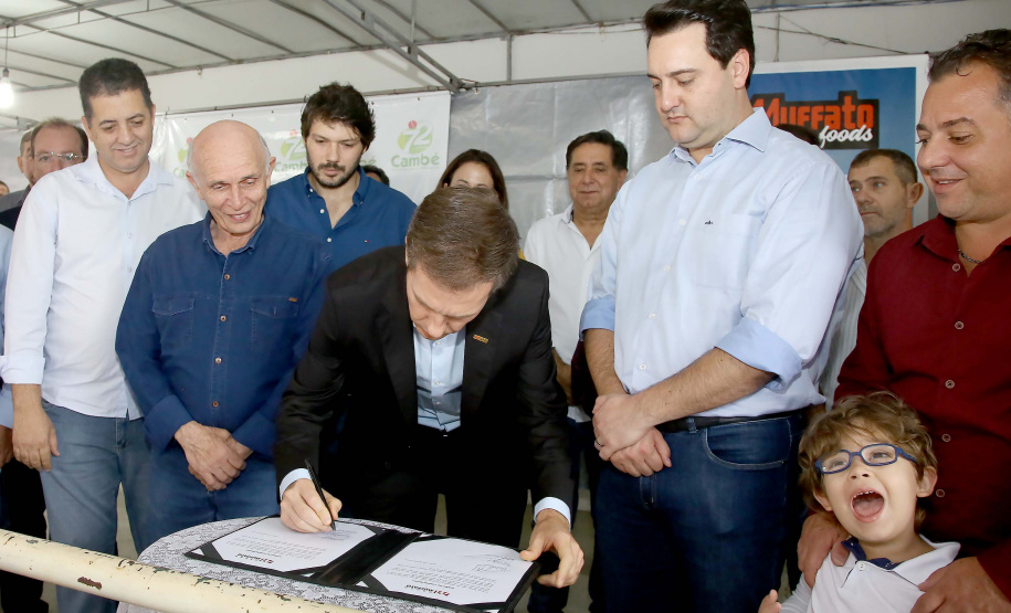 A instalação de uma indústria de alimentos vai gerar 650 empregos diretos em Cambé, na Região Metropolitana de Londrina, Norte do Paraná. O investimento de R$ 170 milhões é do Grupo Muffato e foi anunciado nesta sexta-feira (20) em evento com o governador Carlos Massa Ratinho Junior e o diretor da empresa, Everton Muffato, realizado na prefeitura de Cambé.