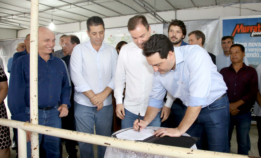 A instalação de uma indústria de alimentos vai gerar 650 empregos diretos em Cambé, na Região Metropolitana de Londrina, Norte do Paraná. O investimento de R$ 170 milhões é do Grupo Muffato e foi anunciado nesta sexta-feira (20) em evento com o governador Carlos Massa Ratinho Junior e o diretor da empresa, Everton Muffato, realizado na prefeitura de Cambé.