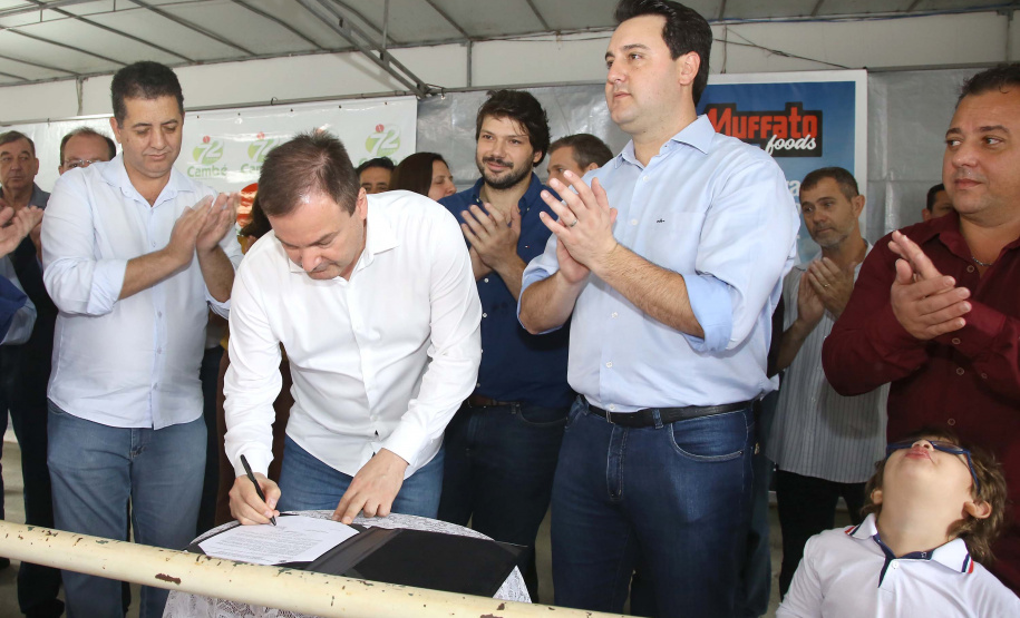 A instalação de uma indústria de alimentos vai gerar 650 empregos diretos em Cambé, na Região Metropolitana de Londrina, Norte do Paraná. O investimento de R$ 170 milhões é do Grupo Muffato e foi anunciado nesta sexta-feira (20) em evento com o governador Carlos Massa Ratinho Junior e o diretor da empresa, Everton Muffato, realizado na prefeitura de Cambé.