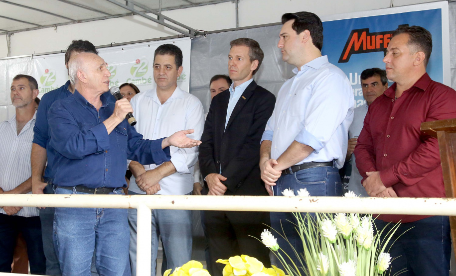 A instalação de uma indústria de alimentos vai gerar 650 empregos diretos em Cambé, na Região Metropolitana de Londrina, Norte do Paraná. O investimento de R$ 170 milhões é do Grupo Muffato e foi anunciado nesta sexta-feira (20) em evento com o governador Carlos Massa Ratinho Junior e o diretor da empresa, Everton Muffato, realizado na prefeitura de Cambé.