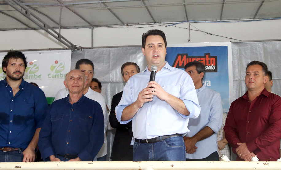 A instalação de uma indústria de alimentos vai gerar 650 empregos diretos em Cambé, na Região Metropolitana de Londrina, Norte do Paraná. O investimento de R$ 170 milhões é do Grupo Muffato e foi anunciado nesta sexta-feira (20) em evento com o governador Carlos Massa Ratinho Junior e o diretor da empresa, Everton Muffato, realizado na prefeitura de Cambé.