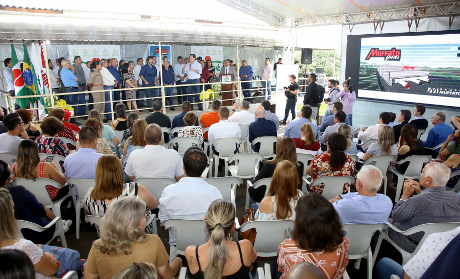 A instalação de uma indústria de alimentos vai gerar 650 empregos diretos em Cambé, na Região Metropolitana de Londrina, Norte do Paraná. O investimento de R$ 170 milhões é do Grupo Muffato e foi anunciado nesta sexta-feira (20) em evento com o governador Carlos Massa Ratinho Junior e o diretor da empresa, Everton Muffato, realizado na prefeitura de Cambé.