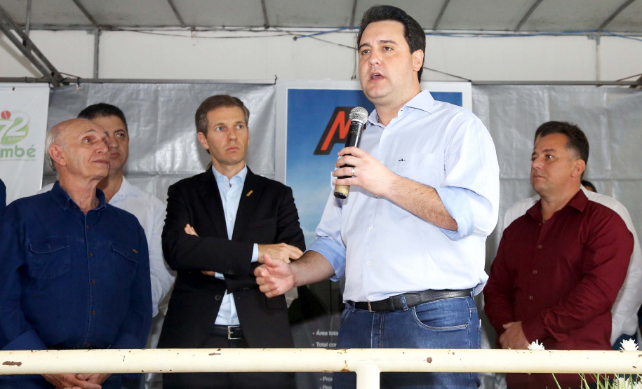 A instalação de uma indústria de alimentos vai gerar 650 empregos diretos em Cambé, na Região Metropolitana de Londrina, Norte do Paraná. O investimento de R$ 170 milhões é do Grupo Muffato e foi anunciado nesta sexta-feira (20) em evento com o governador Carlos Massa Ratinho Junior e o diretor da empresa, Everton Muffato, realizado na prefeitura de Cambé.