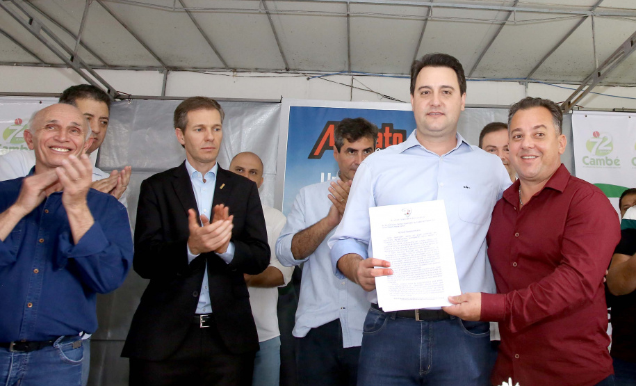 A instalação de uma indústria de alimentos vai gerar 650 empregos diretos em Cambé, na Região Metropolitana de Londrina, Norte do Paraná. O investimento de R$ 170 milhões é do Grupo Muffato e foi anunciado nesta sexta-feira (20) em evento com o governador Carlos Massa Ratinho Junior e o diretor da empresa, Everton Muffato, realizado na prefeitura de Cambé.