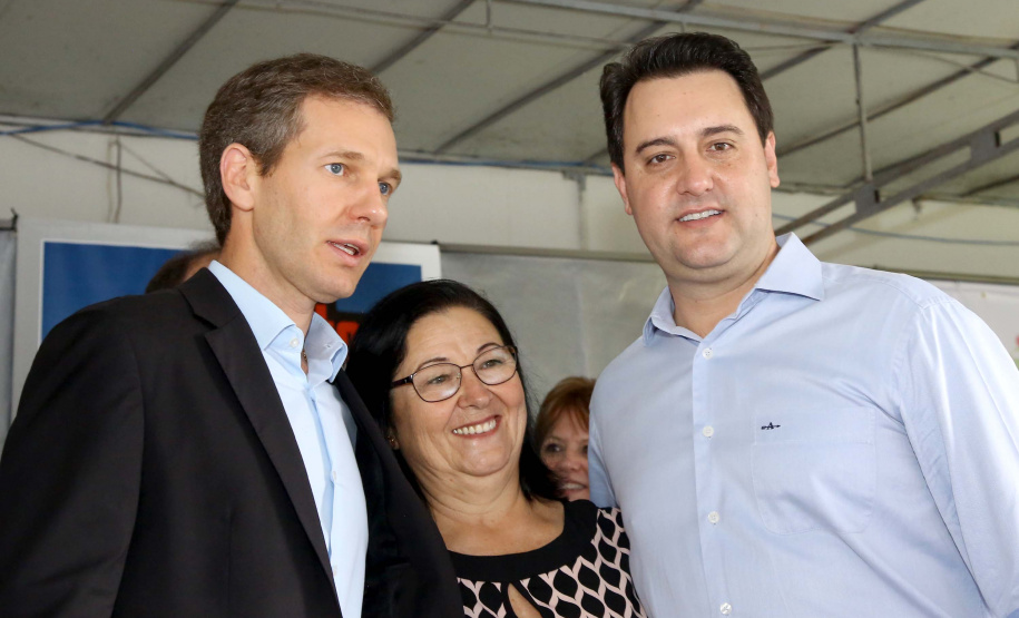 A instalação de uma indústria de alimentos vai gerar 650 empregos diretos em Cambé, na Região Metropolitana de Londrina, Norte do Paraná. O investimento de R$ 170 milhões é do Grupo Muffato e foi anunciado nesta sexta-feira (20) em evento com o governador Carlos Massa Ratinho Junior e o diretor da empresa, Everton Muffato, realizado na prefeitura de Cambé.