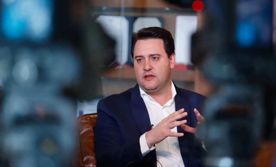 As ações em infraestrutura, os novos programas sociais e de enxugamento na máquina pública, além de inovações na educação, a regionalização da saúde, investimentos nos municípios e geração de empregos. Esses são alguns dos destaques do governador Carlos Massa Ratinho Junior sobre o primeiro ano de administração do Estado. Foto:Rodrigo Felix Leal/AEN