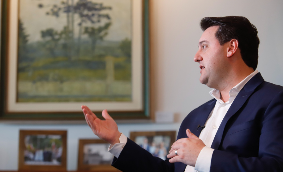 As ações em infraestrutura, os novos programas sociais e de enxugamento na máquina pública, além de inovações na educação, a regionalização da saúde, investimentos nos municípios e geração de empregos. Esses são alguns dos destaques do governador Carlos Massa Ratinho Junior sobre o primeiro ano de administração do Estado. Foto:Rodrigo Felix Leal/AEN