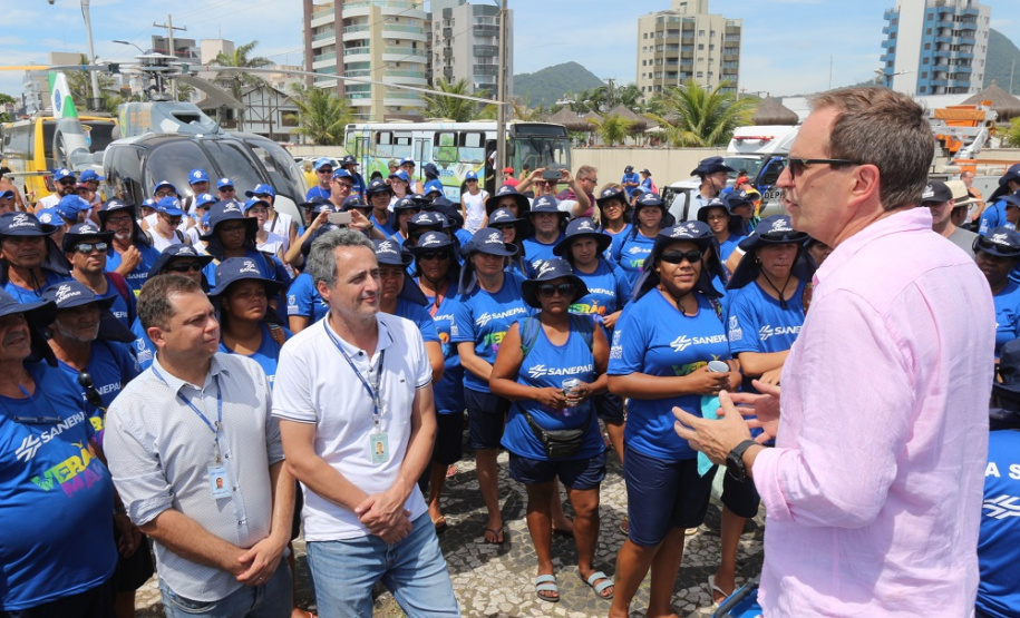 Diretor Julio Gonchorsky conversa com trabalhadores
Foto: Sanepar