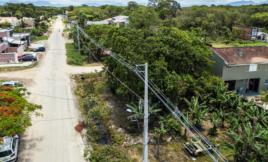 Para o Verão Maior no Paraná, foram executadas mais de cem obras de melhoria do sistema elétrico, em Paranaguá, Matinhos, Morretes, Guaratuba e outras localidades que atraem a visitação de turistas nesta época do ano. As ações incluem a substituição de 27 quilômetros de fiação, a instalação de 62 novos transformadores e de 31 religadores de rede, em municípios do litoral paranaense.
Foto: Copel