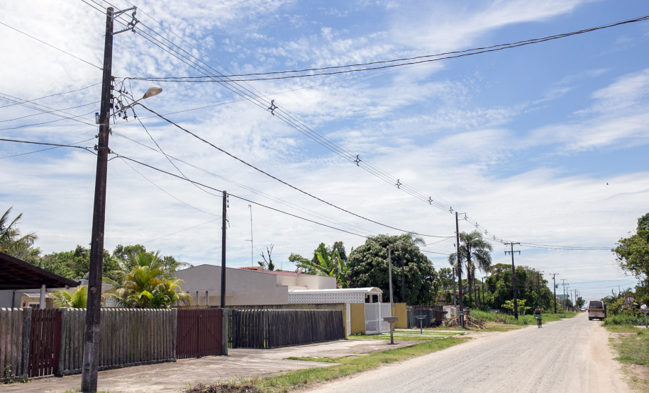 Para o Verão Maior no Paraná, foram executadas mais de cem obras de melhoria do sistema elétrico, em Paranaguá, Matinhos, Morretes, Guaratuba e outras localidades que atraem a visitação de turistas nesta época do ano. As ações incluem a substituição de 27 quilômetros de fiação, a instalação de 62 novos transformadores e de 31 religadores de rede, em municípios do litoral paranaense.
Foto: Copel