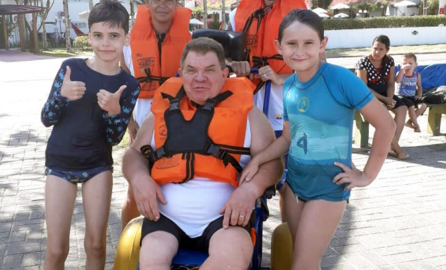 Veranistas com dificuldade de locomoção já podem tomar banho de mar com segurança nas praias de Guaratuba, Matinhos e Pontal do Paraná, dentro do projeto Praia Acessível, que disponibiliza cadeiras anfíbias, desenvolvidas para transportar pessoas na areia e na água.
Foto: Sanepar