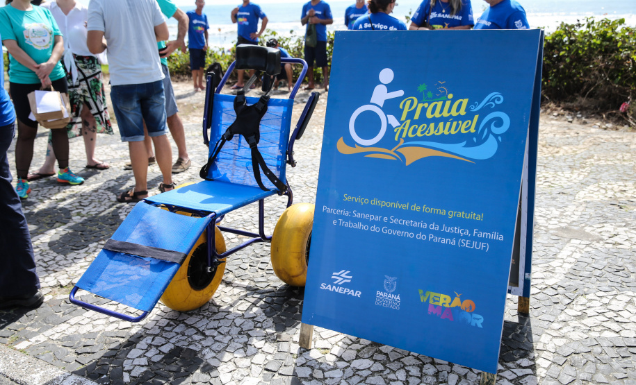 Veranistas com dificuldade de locomoção já podem tomar banho de mar com segurança nas praias de Guaratuba, Matinhos e Pontal do Paraná, dentro do projeto Praia Acessível, que disponibiliza cadeiras anfíbias, desenvolvidas para transportar pessoas na areia e na água.
Foto: Geraldo Bubniak/AEN