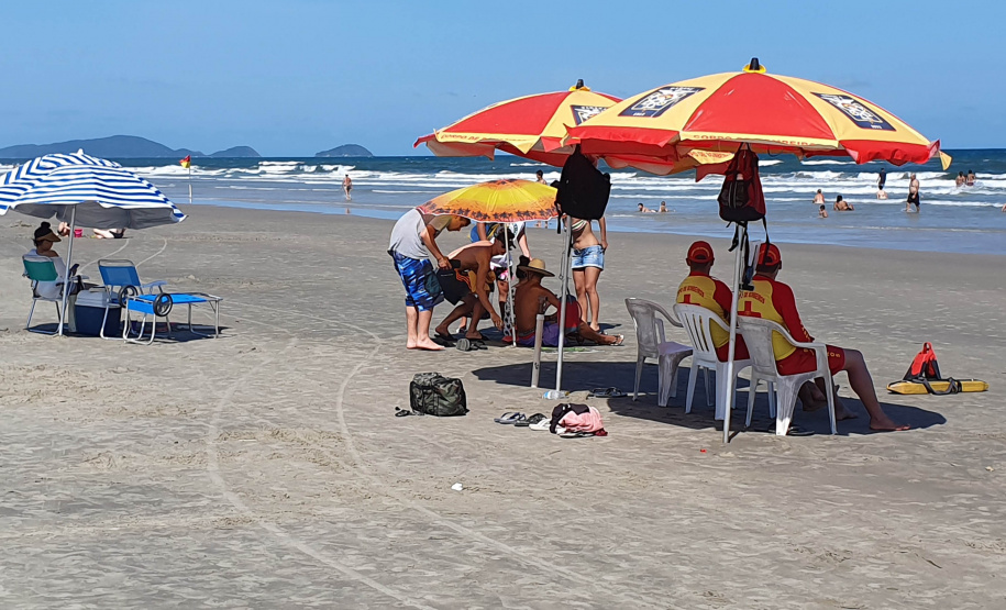 De acordo com o balanço divulgado pelo Corpo de Bombeiros do Paraná, não houve mortes por afogamentos ou afogamentos graves em áreas protegidas por guarda-vidas da instituição entre às 8 horas do dia 20/12 e às 7 horas desta segunda-feira (30/12). Foto:Ari Dias/AEN