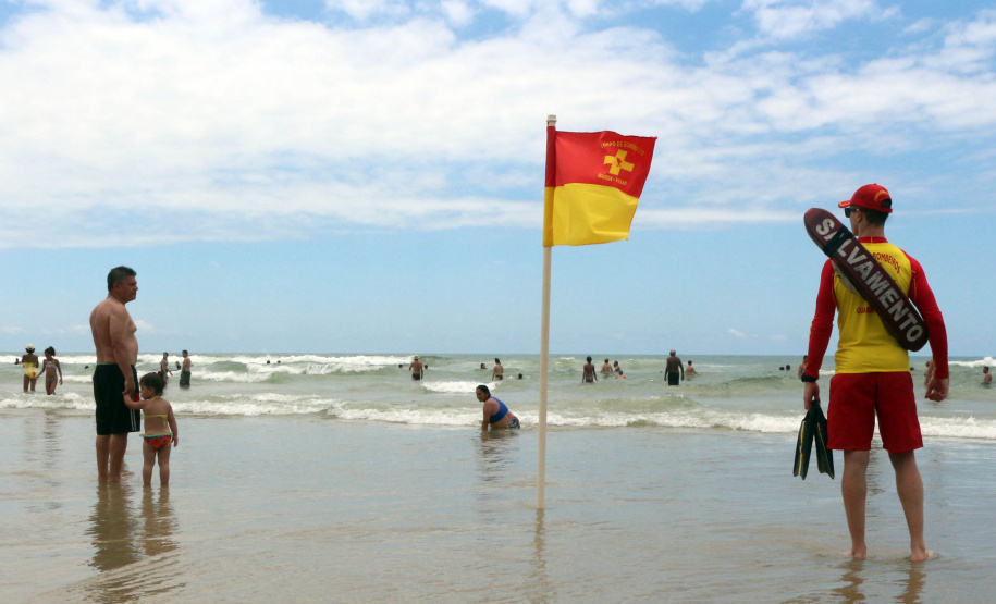 De acordo com o balanço divulgado pelo Corpo de Bombeiros do Paraná, não houve mortes por afogamentos ou afogamentos graves em áreas protegidas por guarda-vidas da instituição entre às 8 horas do dia 20/12 e às 7 horas desta segunda-feira (30/12).
