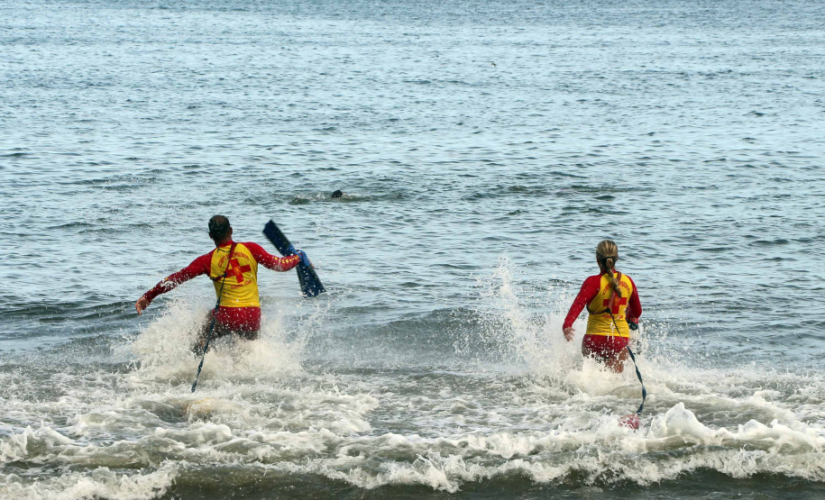De acordo com o balanço divulgado pelo Corpo de Bombeiros do Paraná, não houve mortes por afogamentos ou afogamentos graves em áreas protegidas por guarda-vidas da instituição entre às 8 horas do dia 20/12 e às 7 horas desta segunda-feira (30/12).