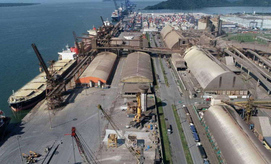 Porto de Paranaguá alcançou na madrugada desta terça-feira (31) a marca de 53.098.566 toneladas de produtos movimentados. O número, que deve aumentar ao longo do dia, já supera o recorde do ano passado, quando foram 53.029.221 toneladas.  Foto: Claudio Nívea/Portos do Paraná