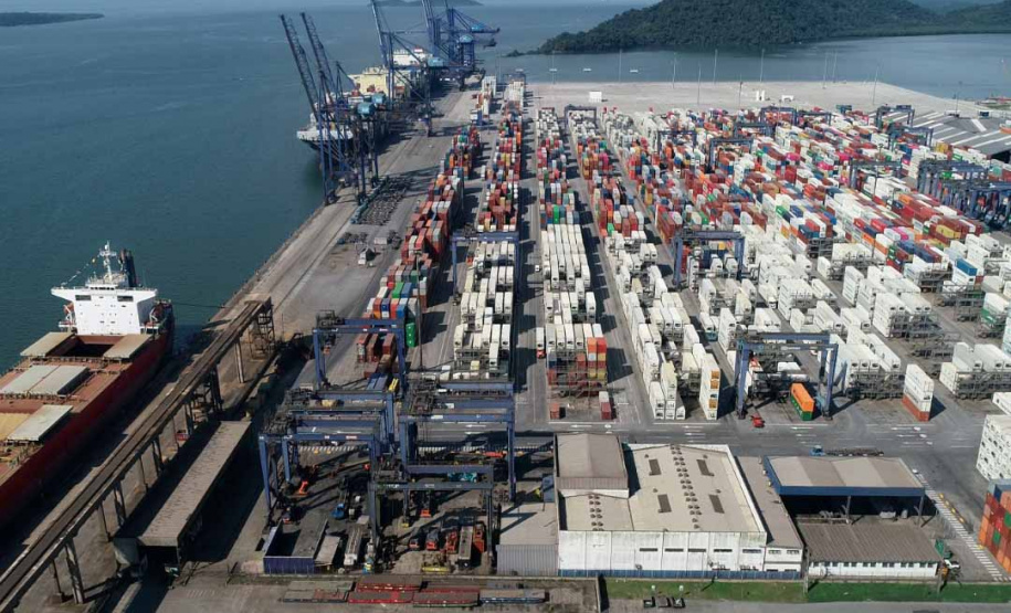 Porto de Paranaguá alcançou na madrugada desta terça-feira (31) a marca de 53.098.566 toneladas de produtos movimentados. O número, que deve aumentar ao longo do dia, já supera o recorde do ano passado, quando foram 53.029.221 toneladas.  Foto: Claudio Nívea/Portos do Paraná