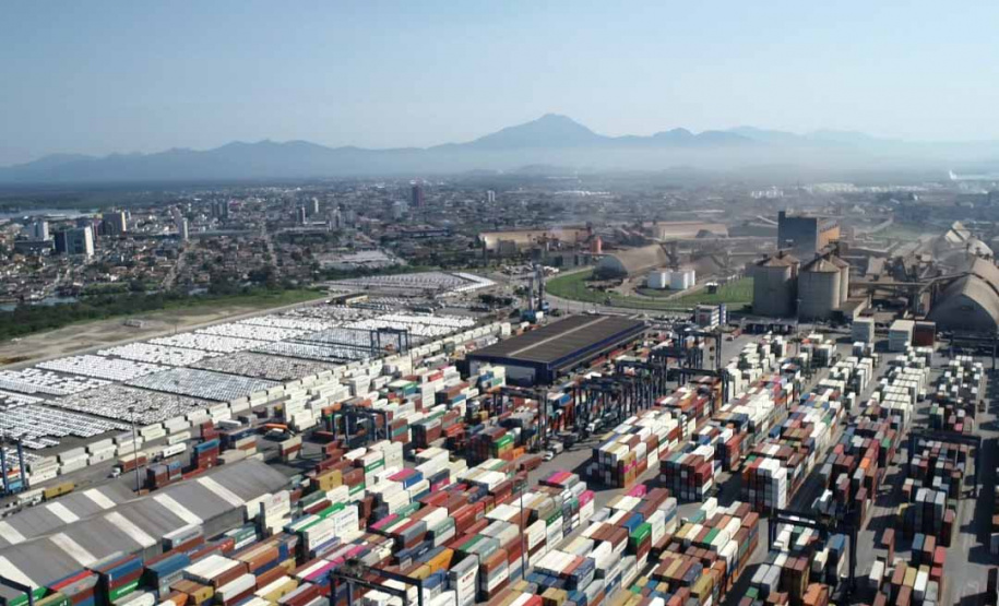 Porto de Paranaguá alcançou na madrugada desta terça-feira (31) a marca de 53.098.566 toneladas de produtos movimentados. O número, que deve aumentar ao longo do dia, já supera o recorde do ano passado, quando foram 53.029.221 toneladas.  Foto: Claudio Nívea/Portos do Paraná